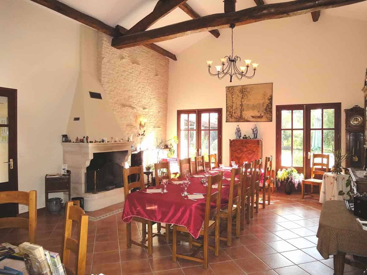 Salle à manger de la maison d'hôtes à vendre en Venise Verte (St Hilaire la Palud, Deux-Sèvres)