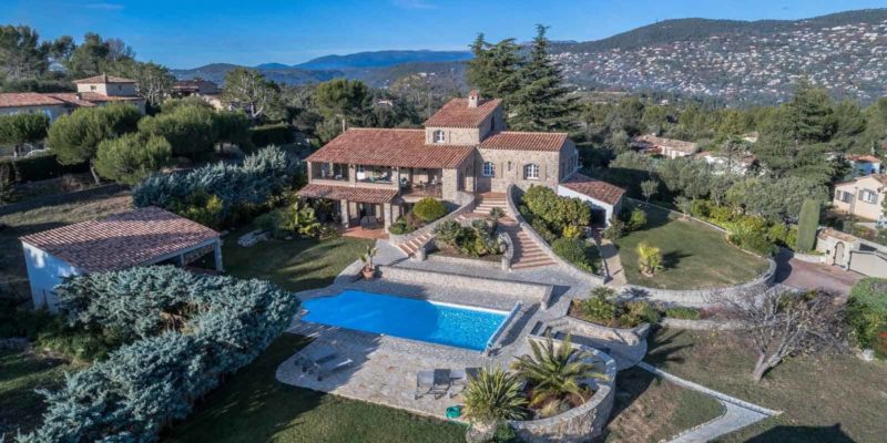 Maison d'hôtes et gites de charme à vendre dans l'arrière pays Cannois avec vue exceptionnelle à 180 degrés sur mer (Peymeinade, Alpes Maritimes)