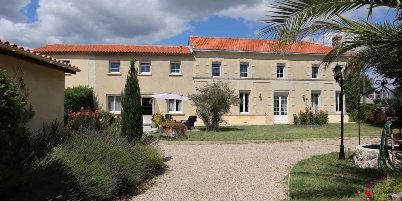 Vente d'un Beau domaine touristique au Nord de Bordeaux avec 4 chambres d'hôtes et 1 gîte à Marcillac (Gironde, Nouvelle Aquitaine)