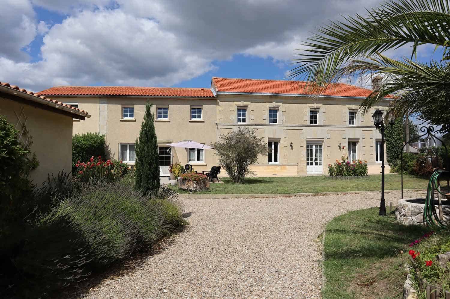 Vente d'un Beau domaine touristique au Nord de Bordeaux avec 4 chambres d'hôtes et 1 gîte à Marcillac (Gironde, Nouvelle Aquitaine)
