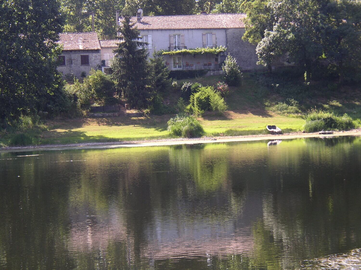 Chambres d'hôtes en bordure de la rivière Dordogne (Pineuilh) Chambres d'hôtes à vendre en Nouvelle Aquitaine à 45mn de Bordeaux (au bord de la rivière Dordogne)