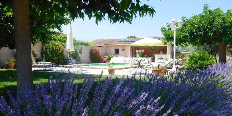 Maison d'hôtes à vendre en Provence, entre Alpilles et Luberon (village de Mollégès, Bouches du Rhône)