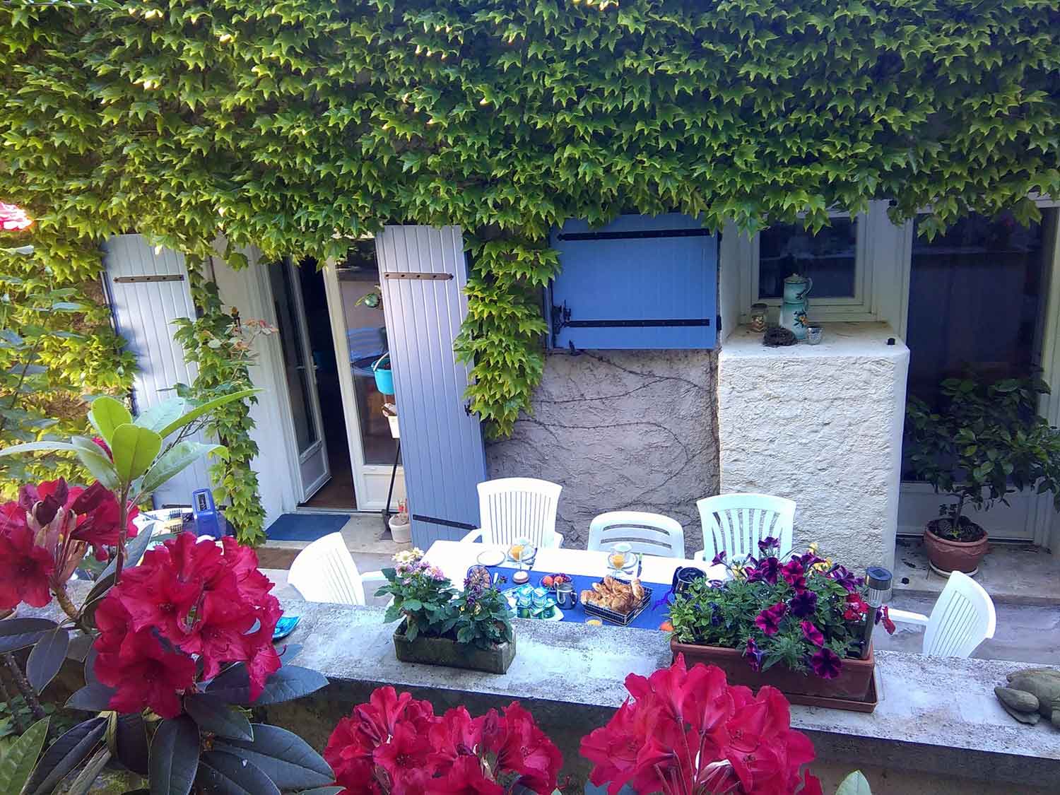 Terrase extérieure pour petit déjeuner - chambres d'hôtes à vendre à Privas (Ardèche, Auvergne Rhône-Alpes)