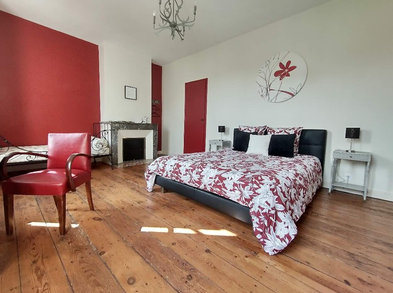 Chambre d'hôtes donnant sur jardin clos Chambre d'hôtes donnant sur jardin clos à La Réole dans le département de la Gironde en région Nouvelle-Aquitaine