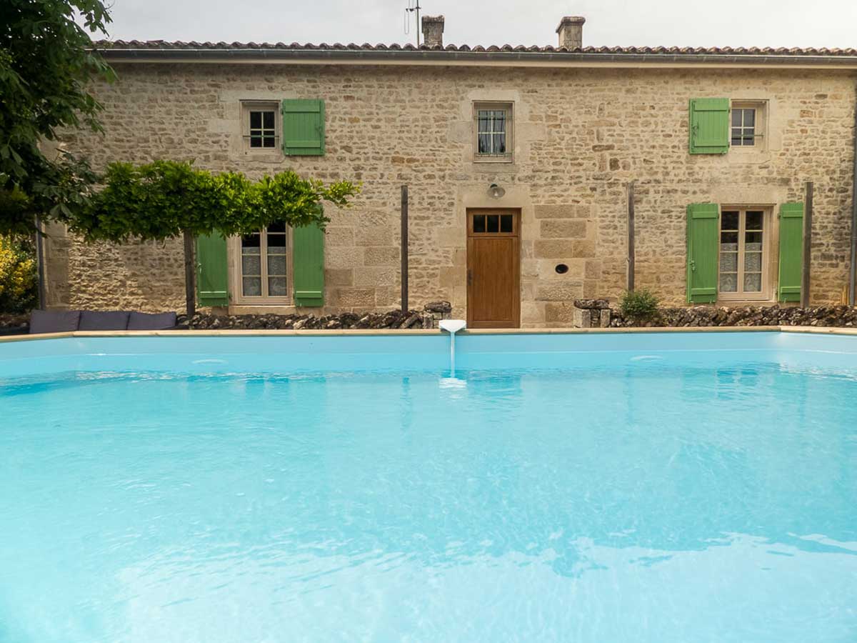 Piscine chauffée de la maison d'hôtes à vendre en Nouvelle-Aquitaine