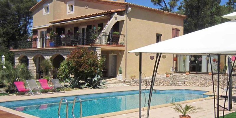 maison à vendre avec chambres d'hôtes, gîtes et piscine à Nimes dans le Gard (Occitanie)