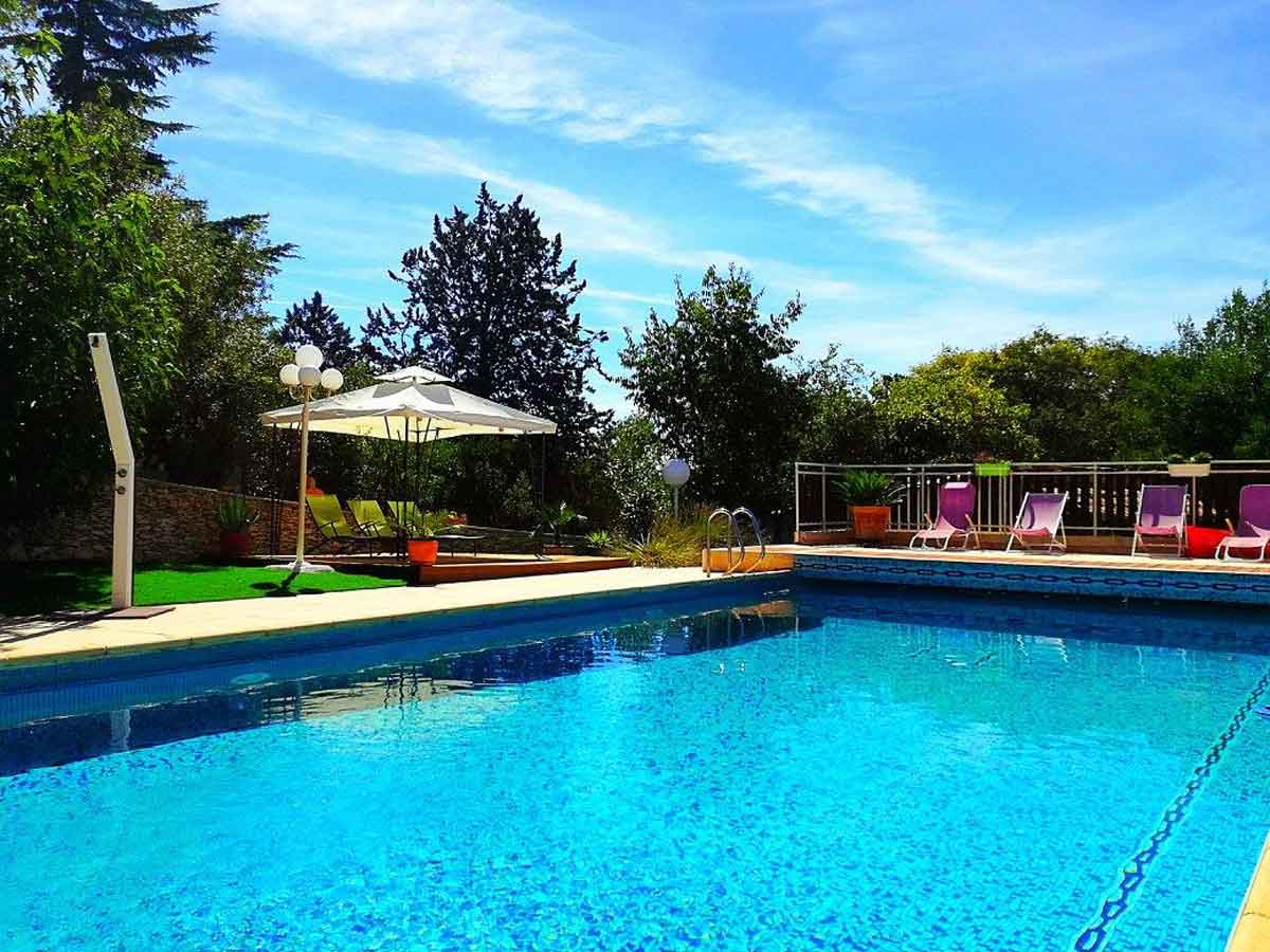 Piscine chauffée de la maison d'hôtes à vendre à Nimes