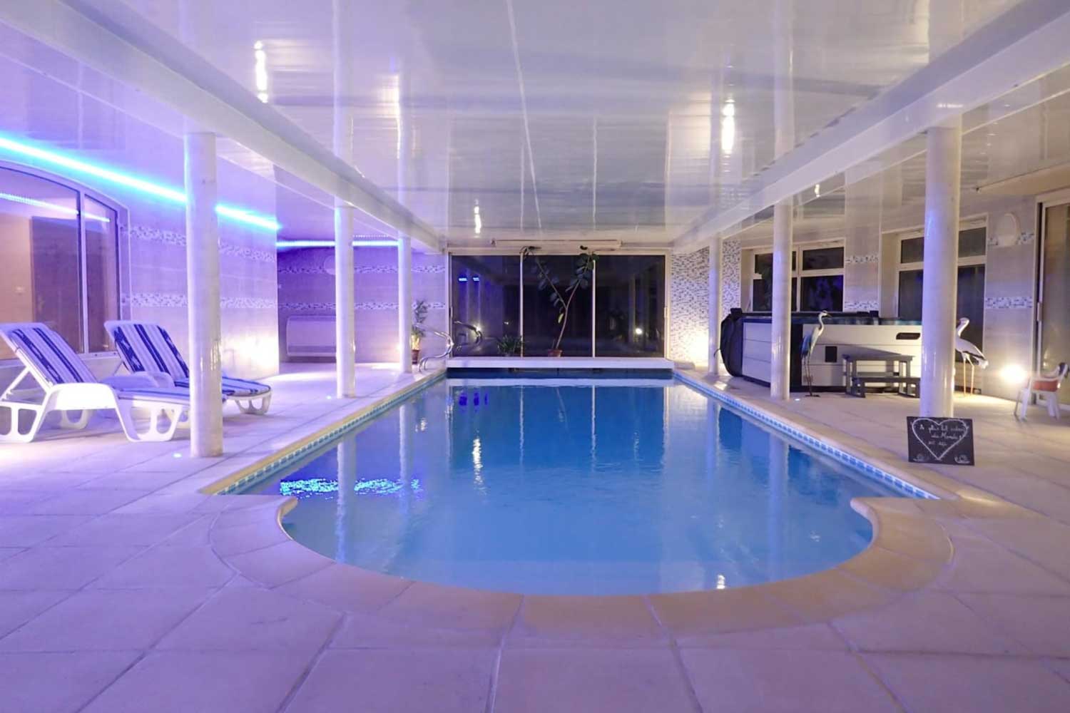 Immobilier : vente maison d'hôtes avec piscine intérieure et jacuzzi près du casino de Forges-Les-Eaux en Normandie