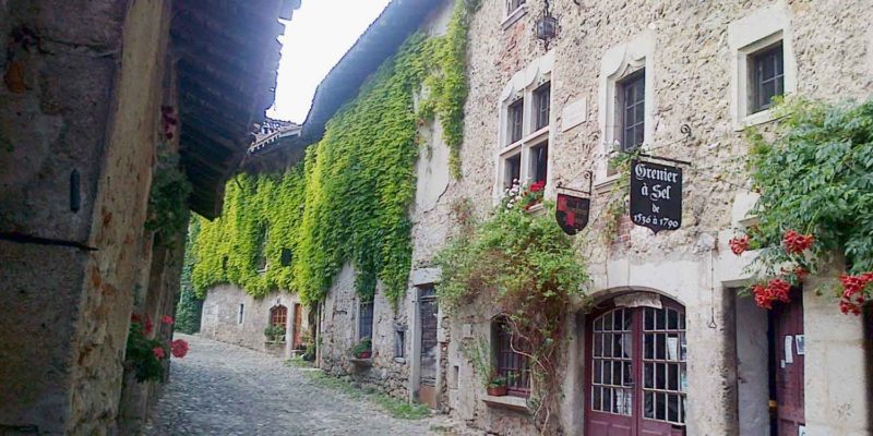 Maison d'hôtes à vendre au cœur de la cité médiévale de Pérouges (Ain), sur l'axe Genève-Lyon