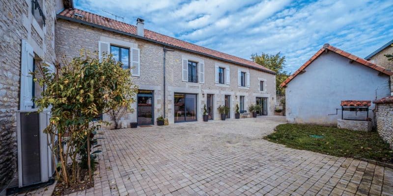 Maison d'hôtes à vendre à 15 minutes de Poitiers et du Futuroscope (Neuville de Poitou, Vienne)