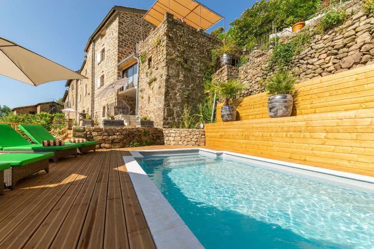 Piscine de la maison d'hôtes à vendre en Ardèche (Chirols, région Auvergne-Rhône-Alpes))