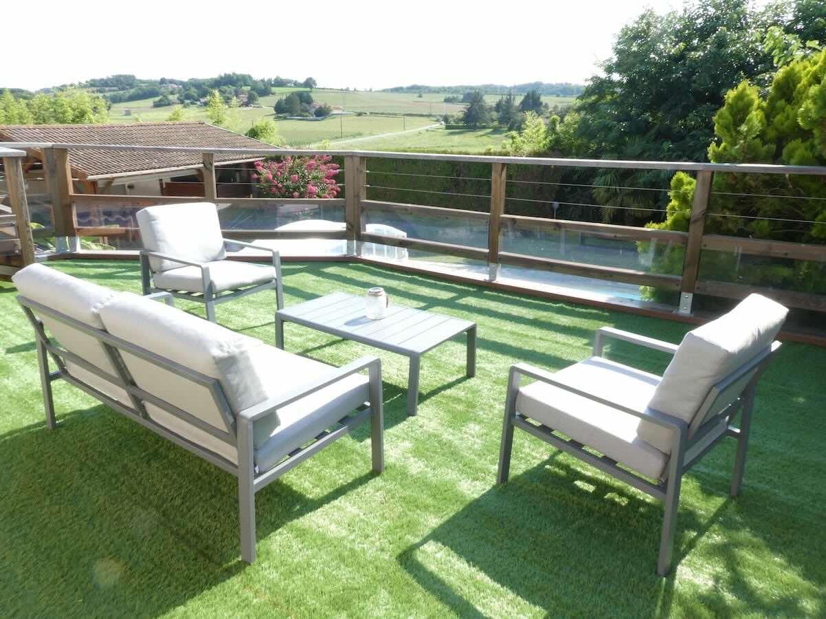 Terrasse extérieure avec vue sur la piscine de la maison d'hôtes (Claveyson, Drôme)