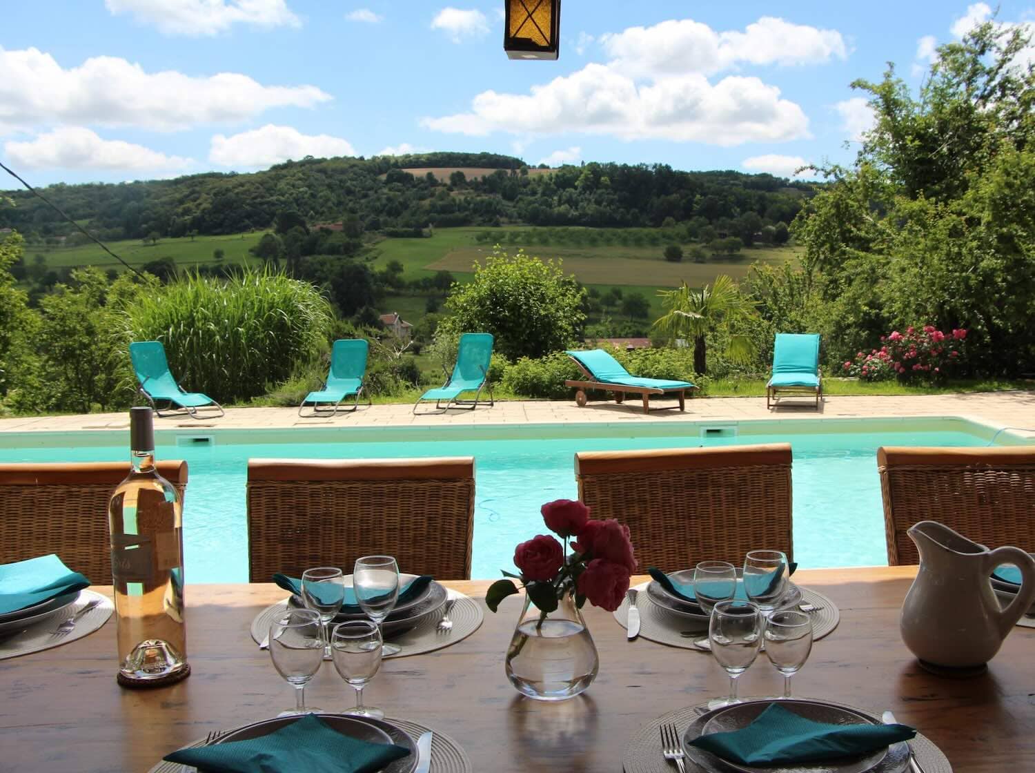 Table d'hôtes avec sur la vue piscine et les collines de la Drôme
