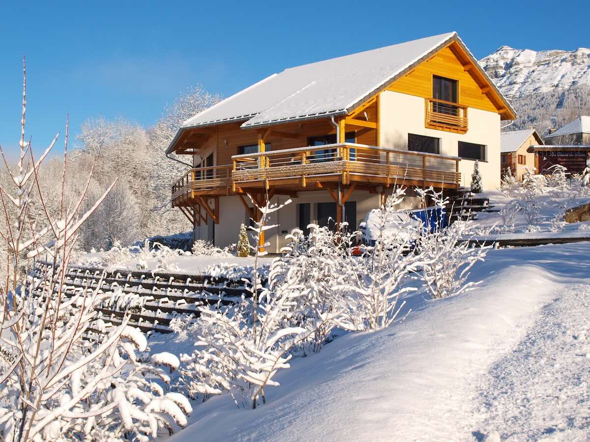 A vendre chambres d'hôtes dans la vallée du Champsaur (Hautes-Alpes) : vue du chalet sous la neige