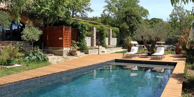 Piscine de la maison d'hôtes haut de gamme à vendre dans le Gard (Saint-Hippolyte-du-Fort en région Occitanie)