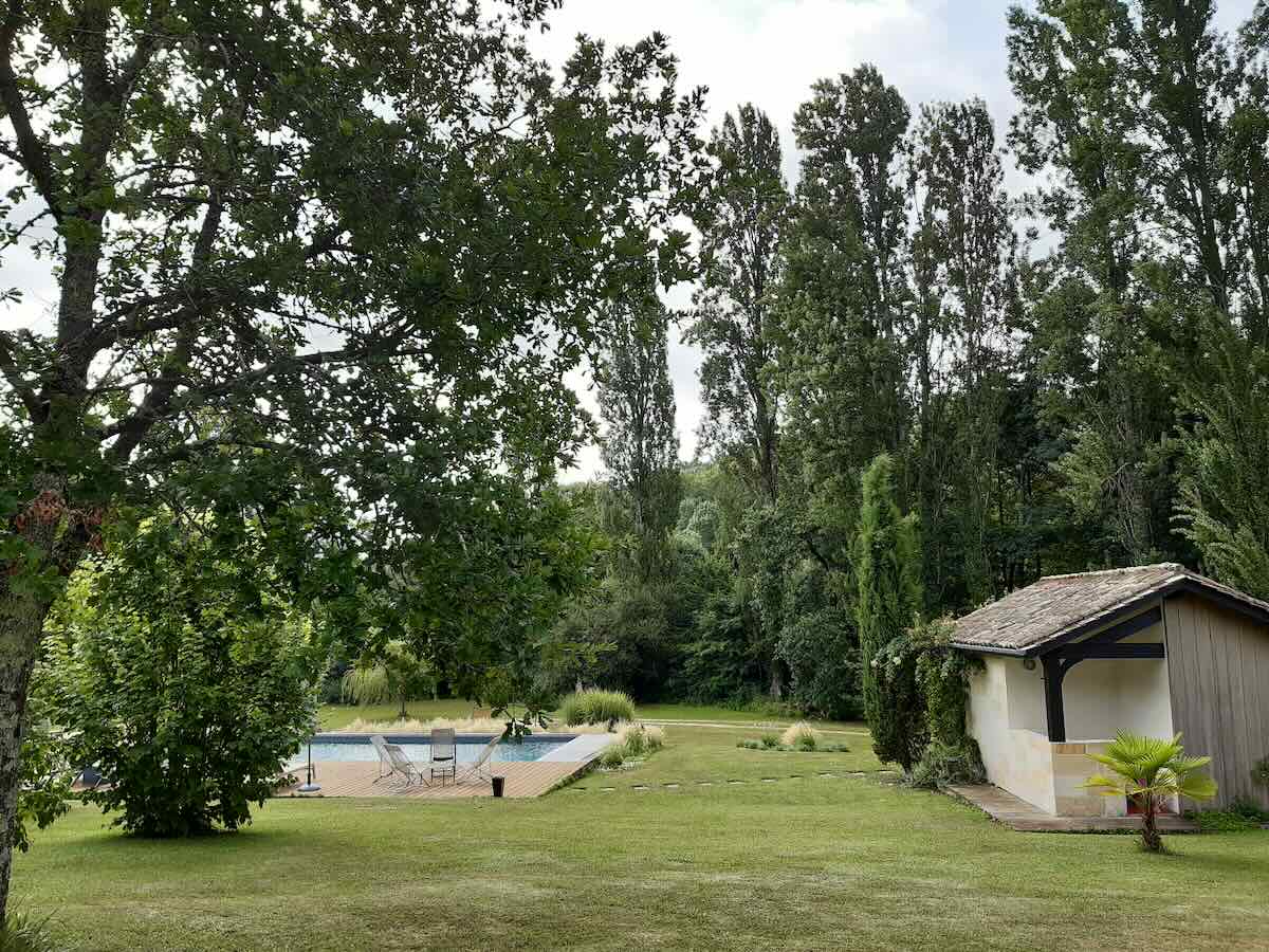 Piscine extérieure de la propriété Piscine extérieure de la maison d'hôtes à vendre dans le Sud-Ouest de la France, en Nouvelle-Aquitaine