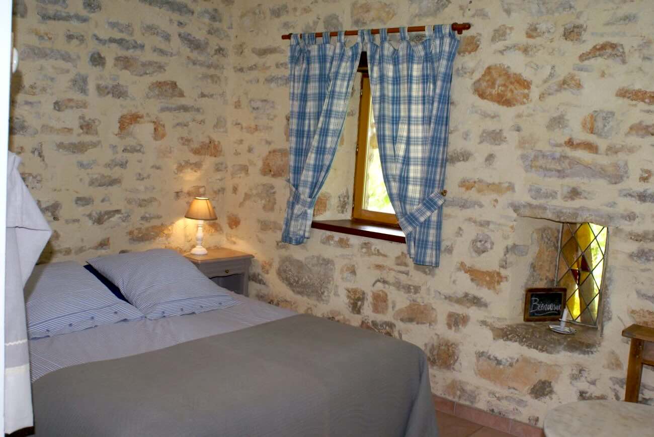 Une des chambres d'hôtes de cette propriété à vendre dans le Lot près de Saint-Cirq-Lapopie