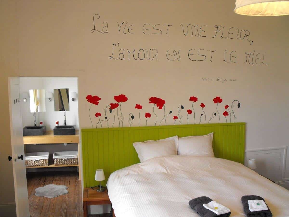 Une des chambres d'hôtes de la maison de maître Chambre d'hôtes dans une maison de maître à la lisière de la forêt de Tronçais dans l'Allier en région Auvergne-Rhône-Alpes