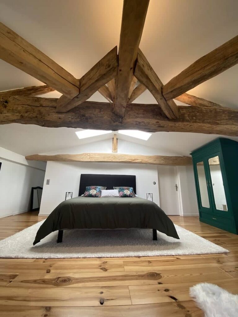 Chambre d'hôtes de charme avec poutres apparentes
