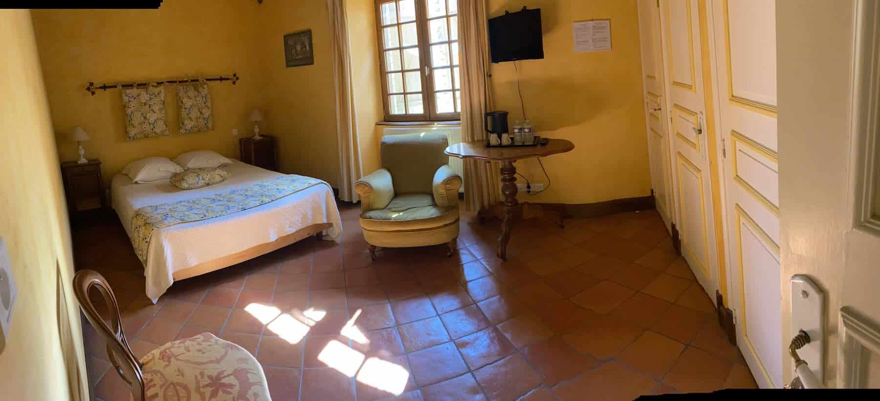 Une des chambres d'hôtes de la maison à vendre à Nolay en Bourgogne