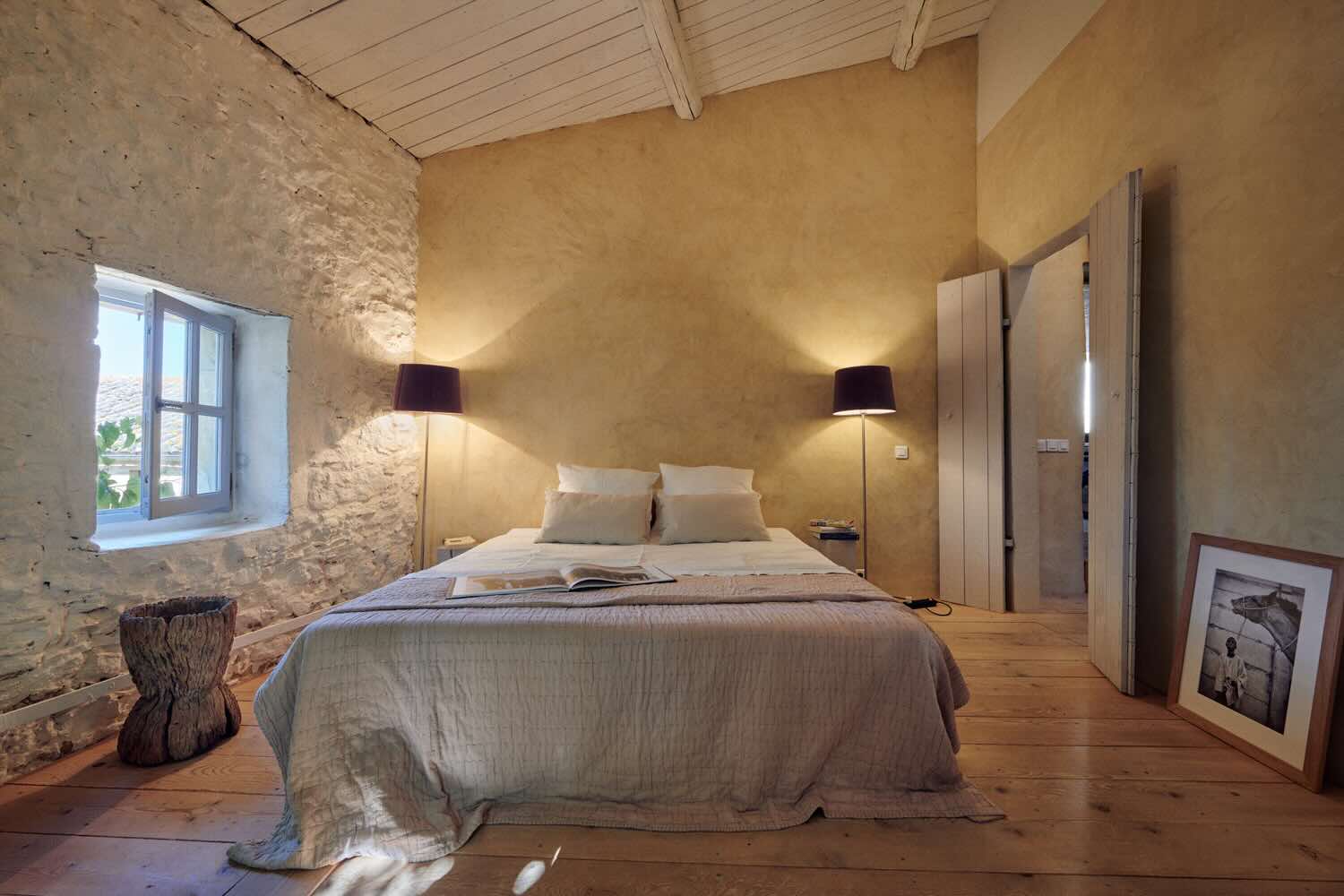Chambre d'un des 3 appartements de la maison d'hôtes à vendre près d'Uzès en Occitanie