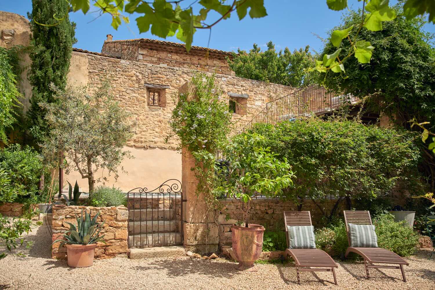Extérieur de la maison d'hôtes à vendre à Aigaliers dans le Gard en région Occitanie