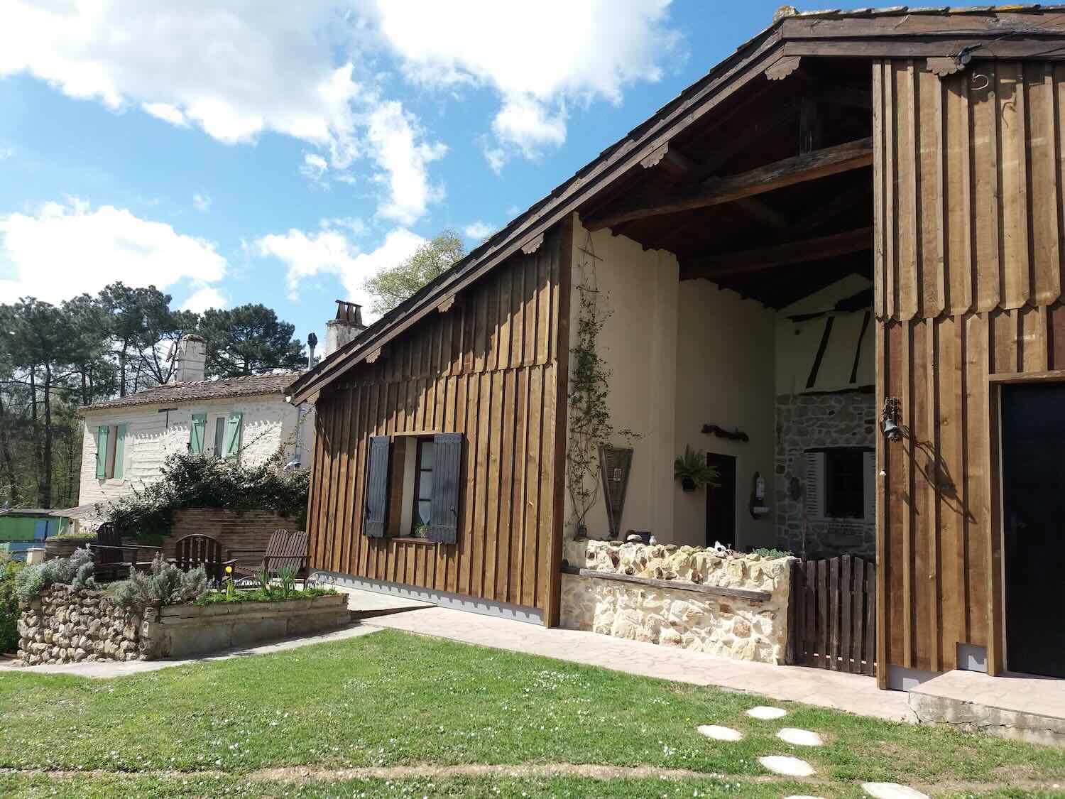 Façade extérieure maison d’hôtes et gîte à vendre à Sigalens, Nouvelle-Aquitaine