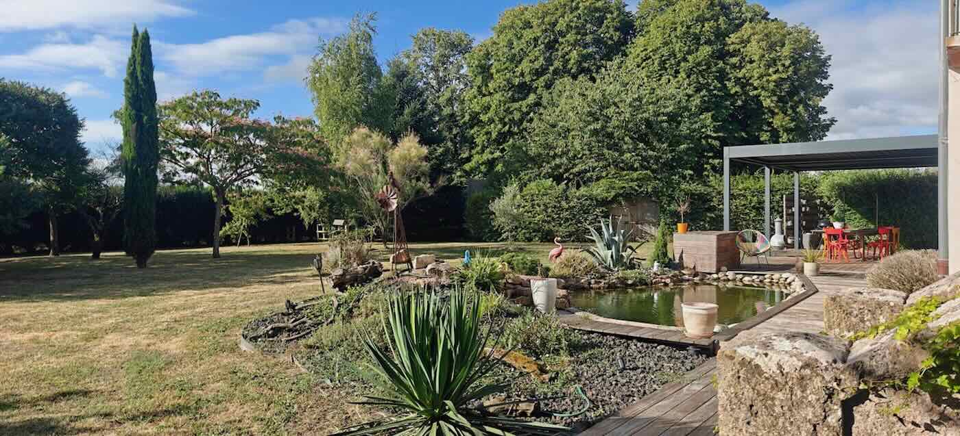 Jardin de la maison d'hôtes avec bassin ornemental