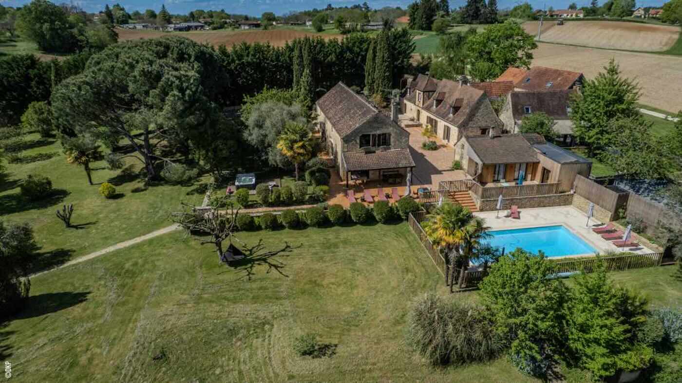 Vue panoramique de la maison d'hôtes à vendre à La Chapelle Aubareil en Dordogne