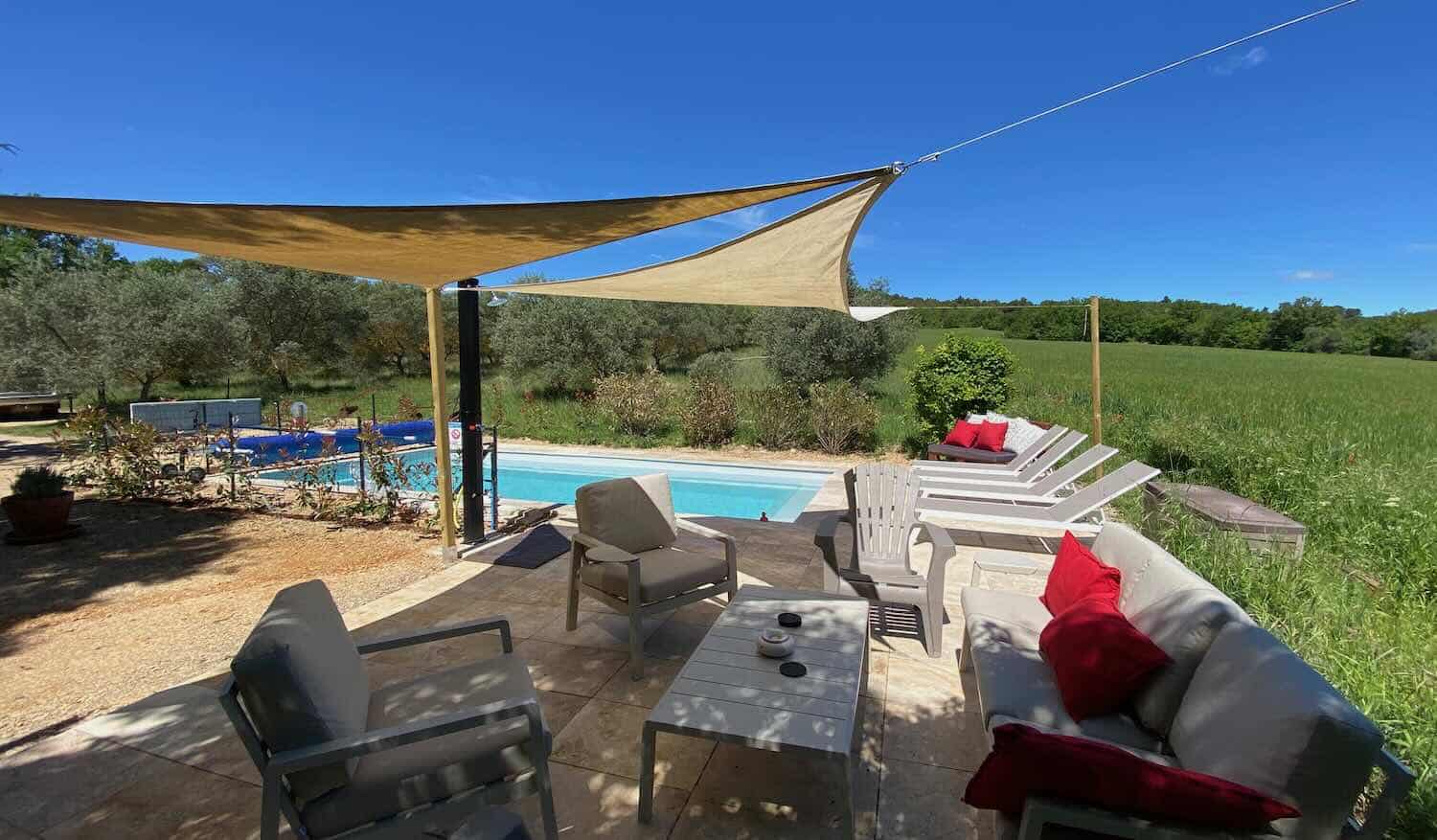 Piscine extérieure de la maison d'hôtes à vendre dans le parc du Verdon