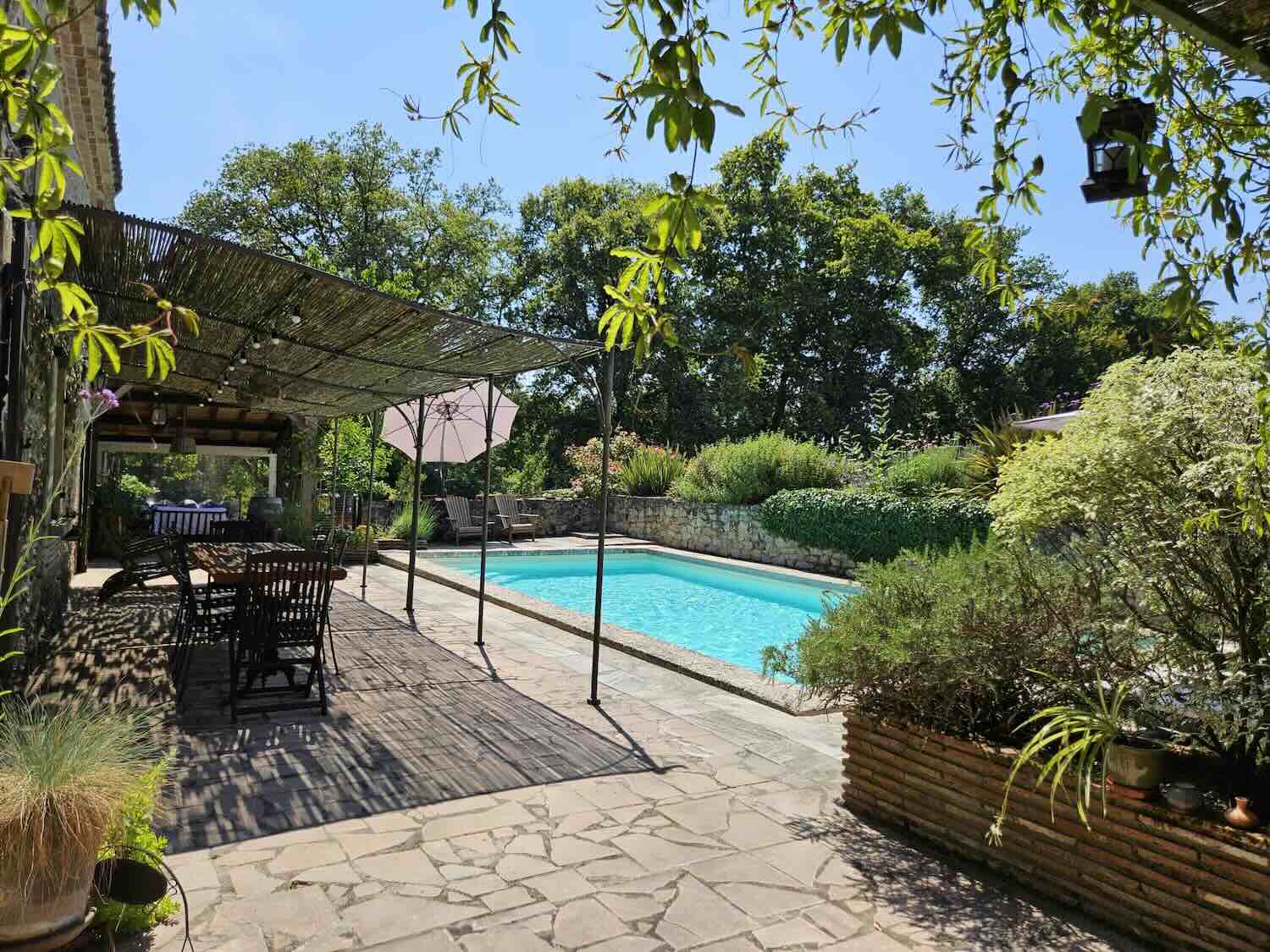 Piscine extérieure de la maison d’hôtes à vendre en Gironde (région Nouvelle-Aquitaine)