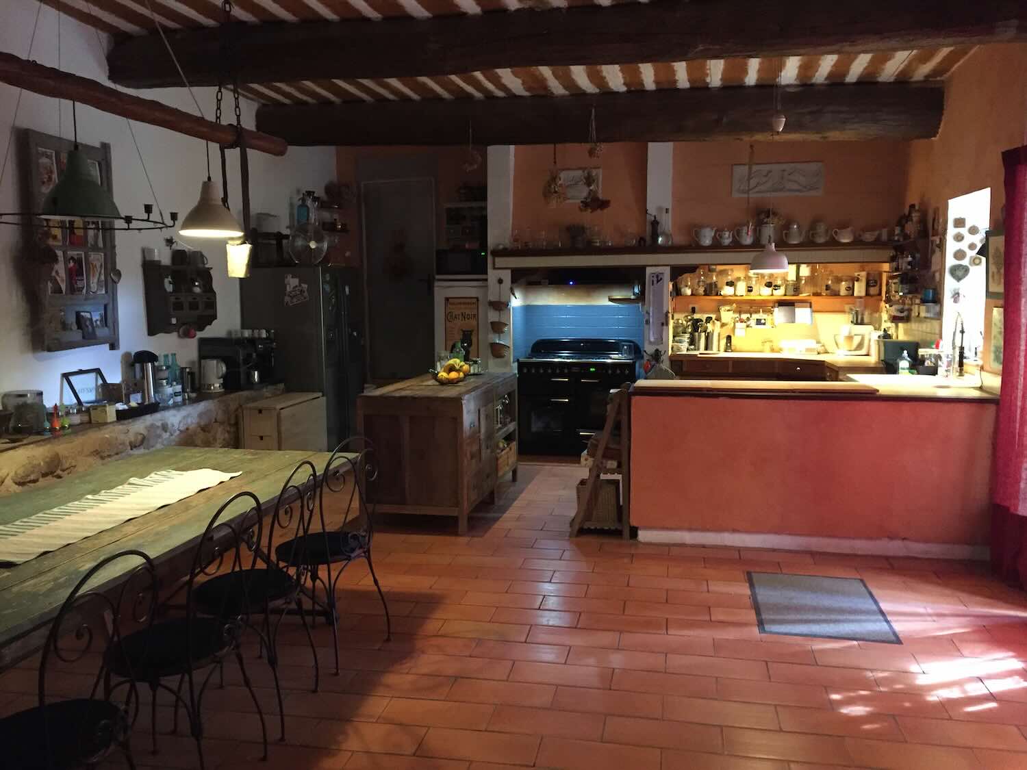 Salle de petit déjeuner et cuisine de la maison d'hôtes à vendre dans les Alpes-de-Haute-Provence