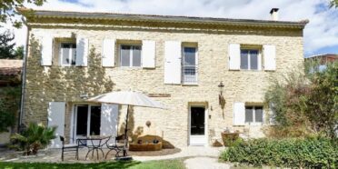Maison d'hôtes à vendre à L'Isle-sur-la-Sorgue dans le Vaucluse en région Provence-Alpes-Côte d'Azur