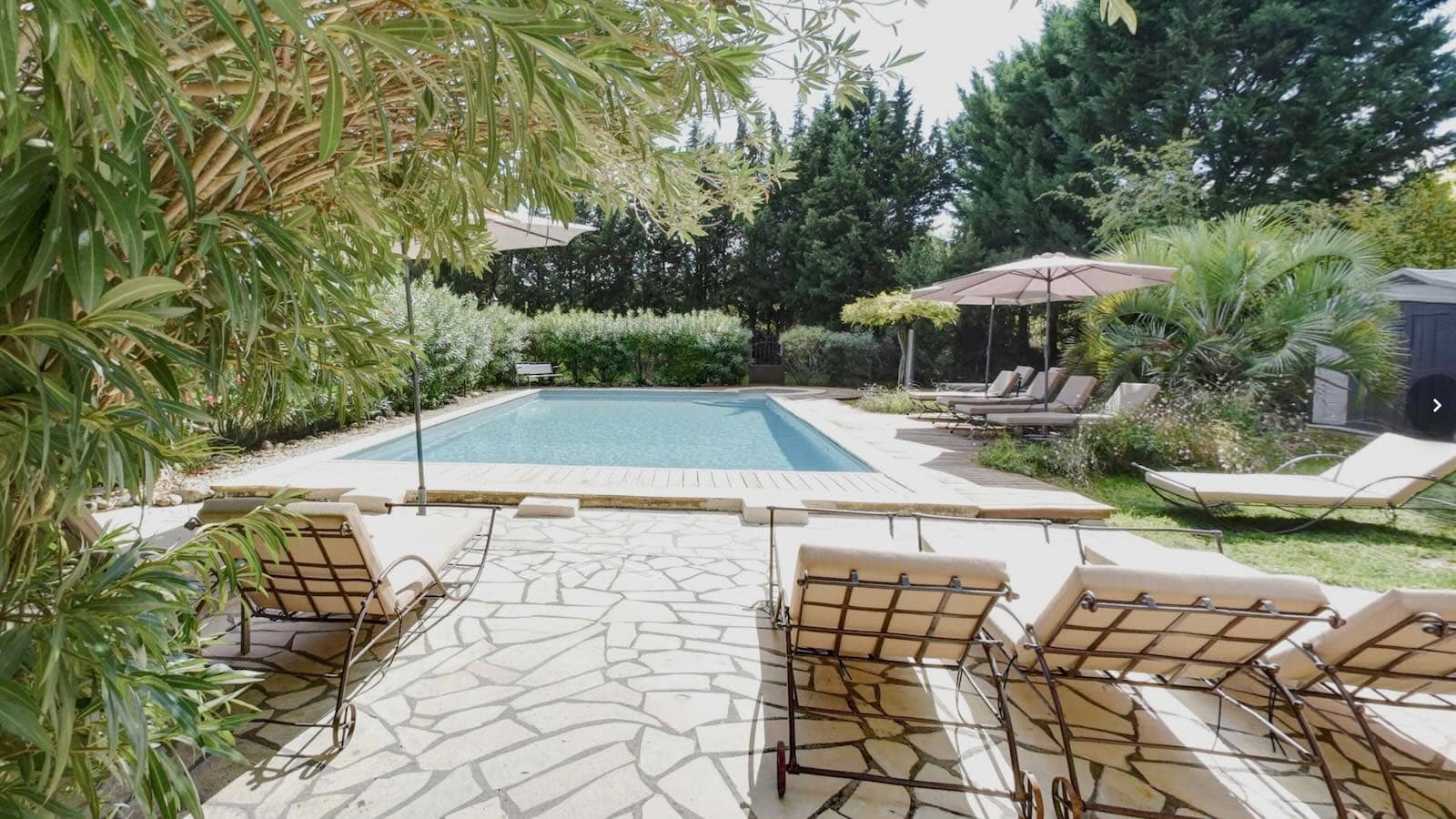Espace piscine de la maison d'hôtes à vendre en Provence