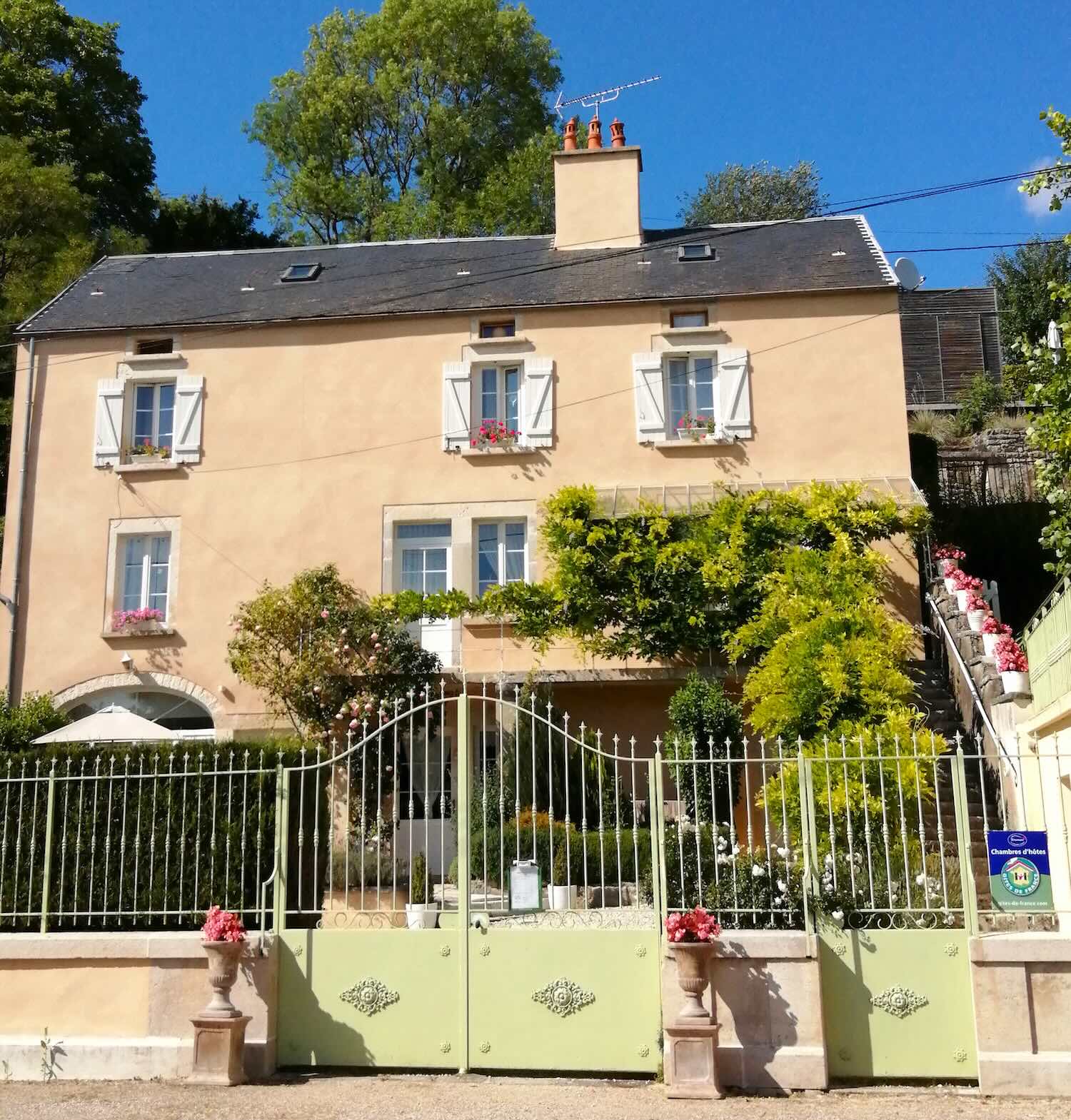 À vendre à Buffon en Côte-d'Or, maison d'hôtes face au Canal de Bourgogne : façade principale