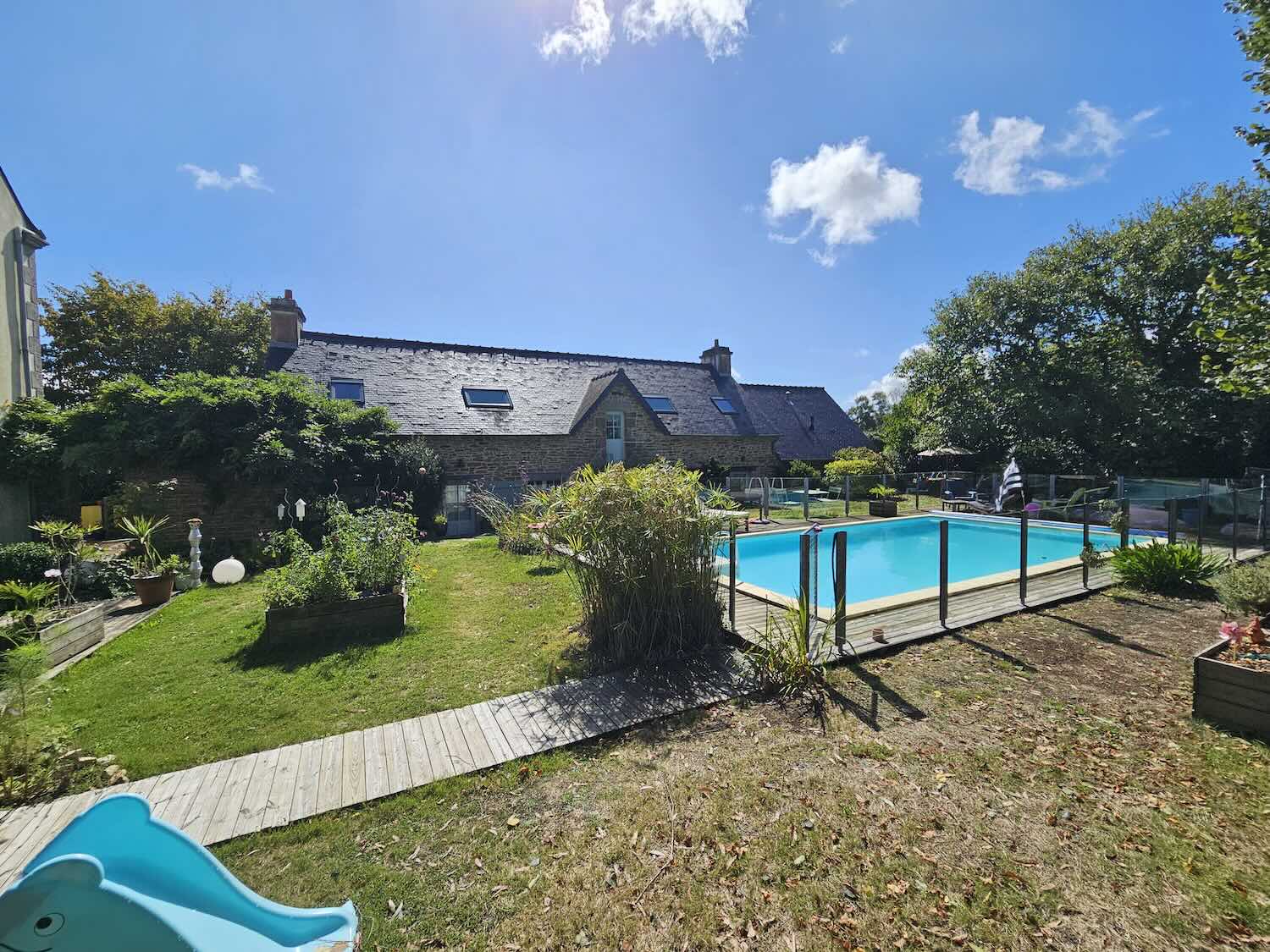 Espaces extérieurs avec la piscine Espaces extérieurs avec piscine de la maison d'hôtes à vendre à Arzano (Bretagne)