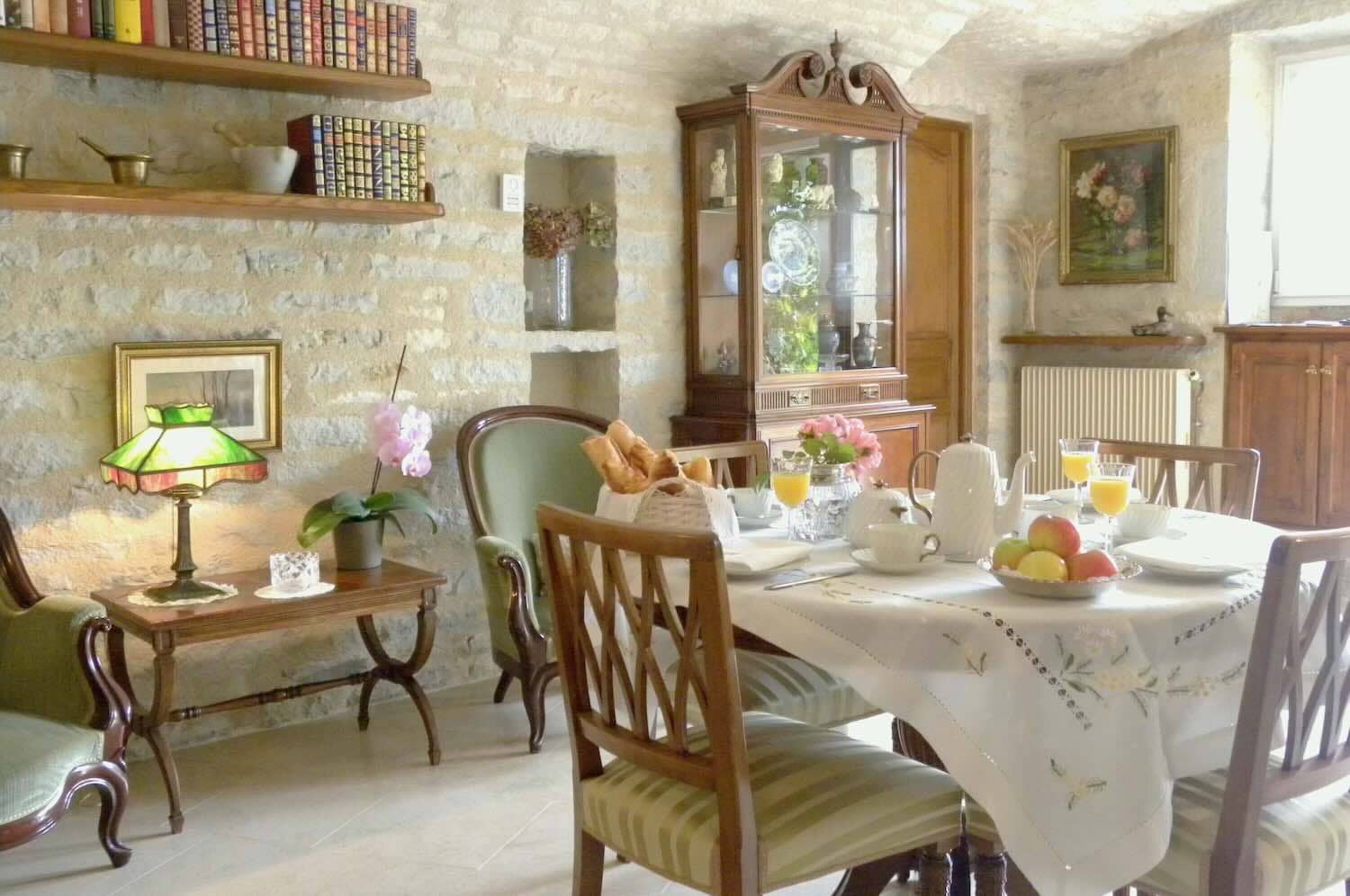 Intérieur de la maison d'hôtes : salle de petit déjeuner