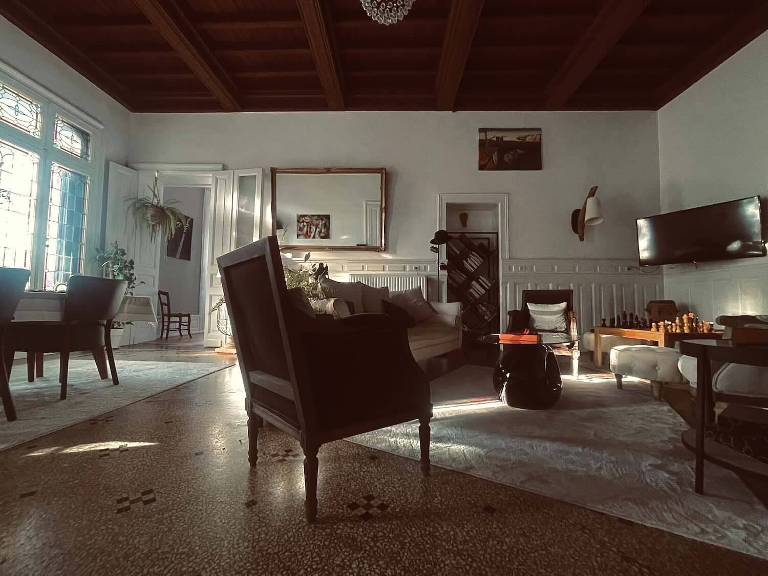 Salon de la maison d'hôtes à vendre à Montbazin entre Montpellier et Sète