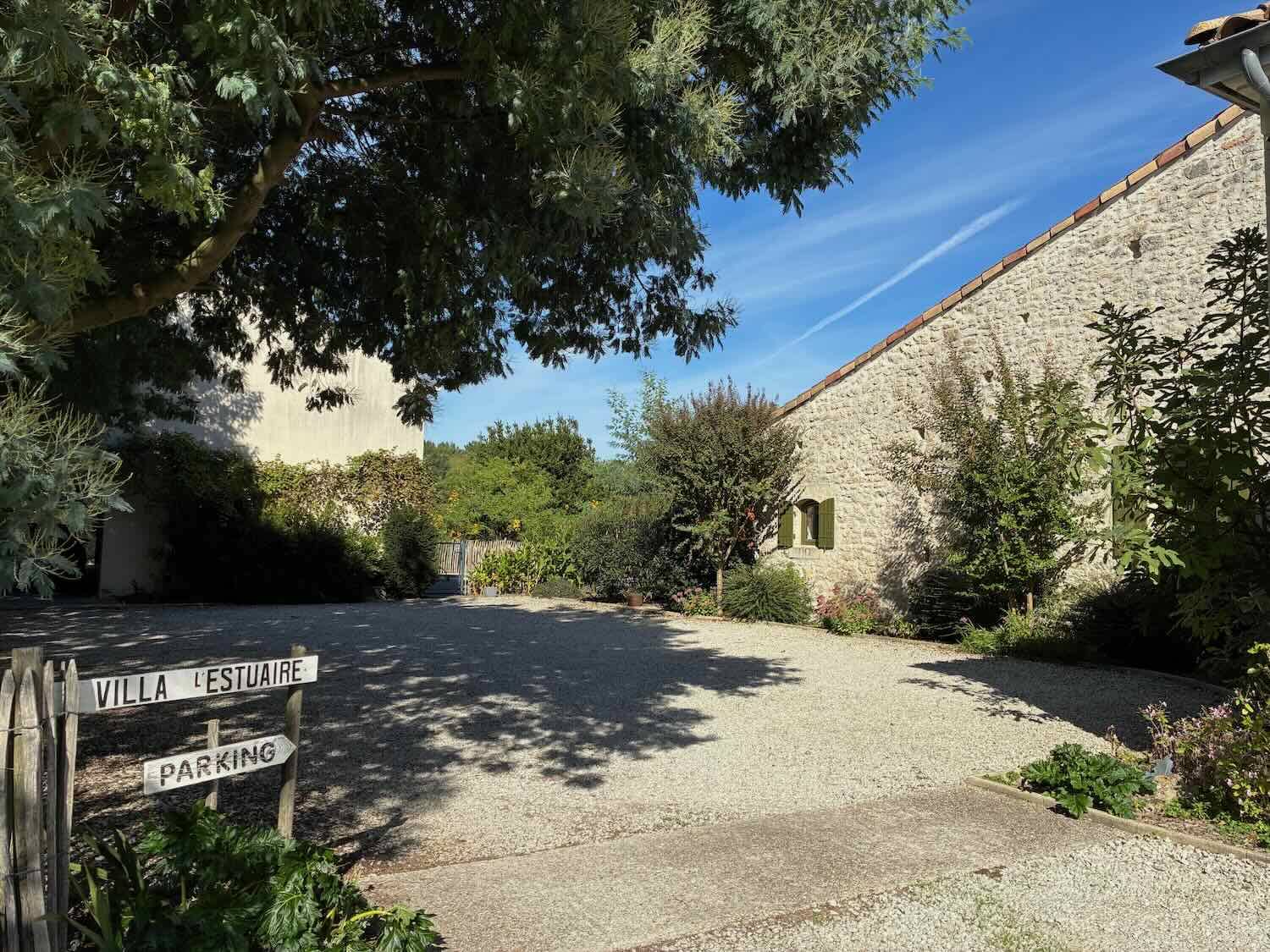 Extérieurs de la maison d’hôtes (parking véhicules) Extérieurs de la maison d’hôtes (parking véhicules)