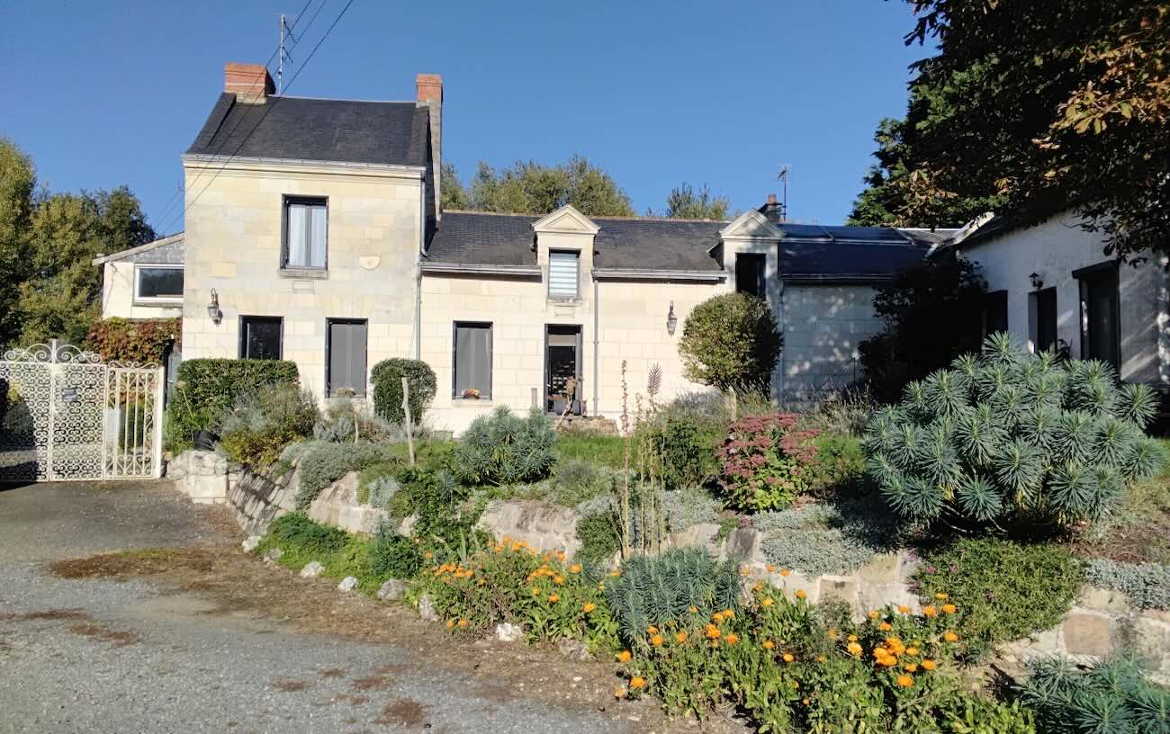 Façade et jardin de la maison Façade principale de la maison d'hôtes en vente à Saumur