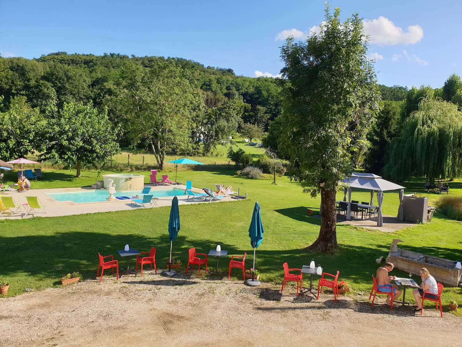 Jardin et piscine de la maison d'hôtes Jardin et piscine de la maison d'hôtes à vendre en Isère à 11 km du Palais Idéal du Facteur Cheval