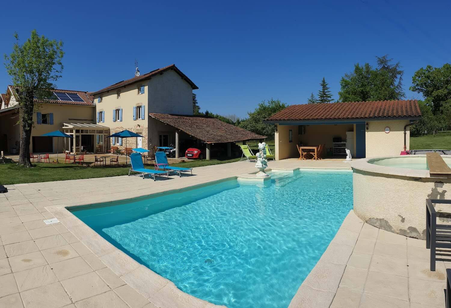 Espace piscine et vue sur la maison d'hôtes Espace piscine et vue sur la maison d'hôtes