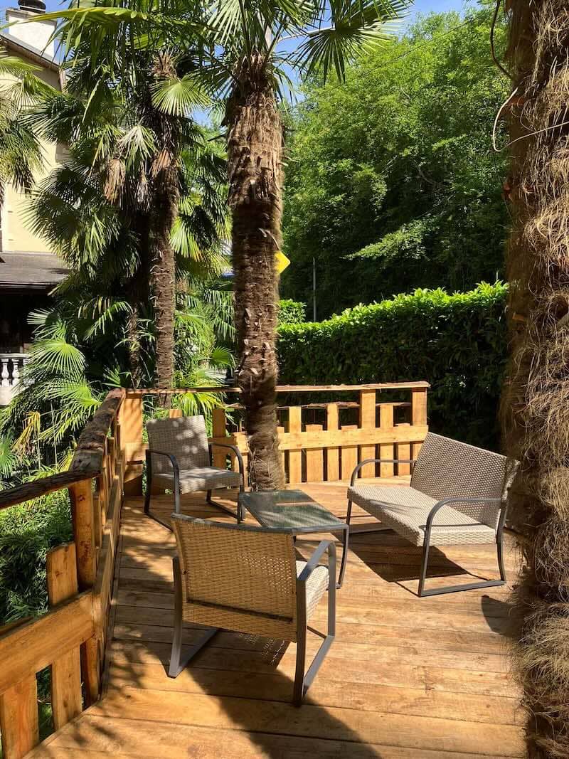 Terrasse extérieure de la maison d'hôtes à vendre en Occitanie