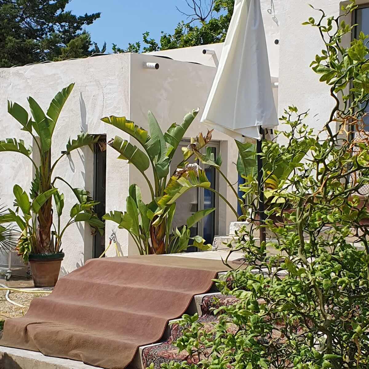 Coté extérieur de la villa à vendre à Arles dans les bouches du Rhône