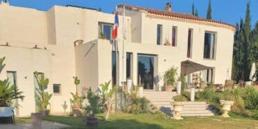 Maison d'hôtes à vendre à Arles dans les Bouches du Rhône en région Provence-Alpes-Côte d'Azur