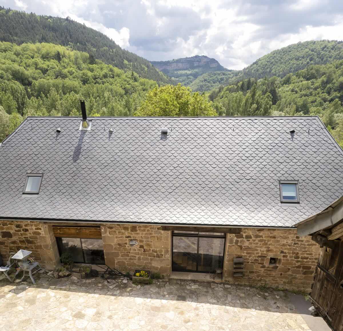 vue arrière de la maison d'hôtes à vendre en Lozère