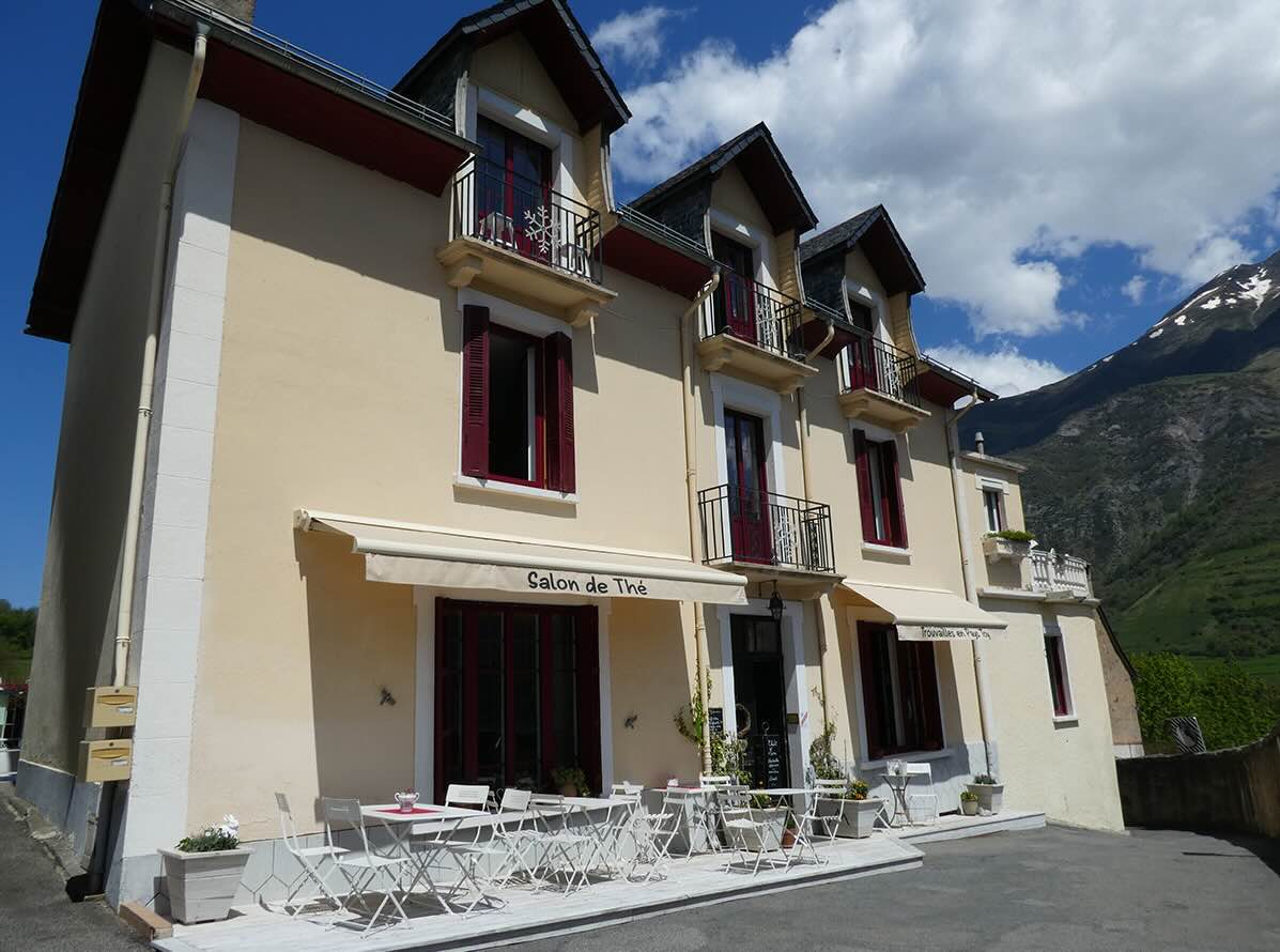 Façade extérieure maison d'hôtes à vendre dans les Hautes-Pyrénées en région Occitanie