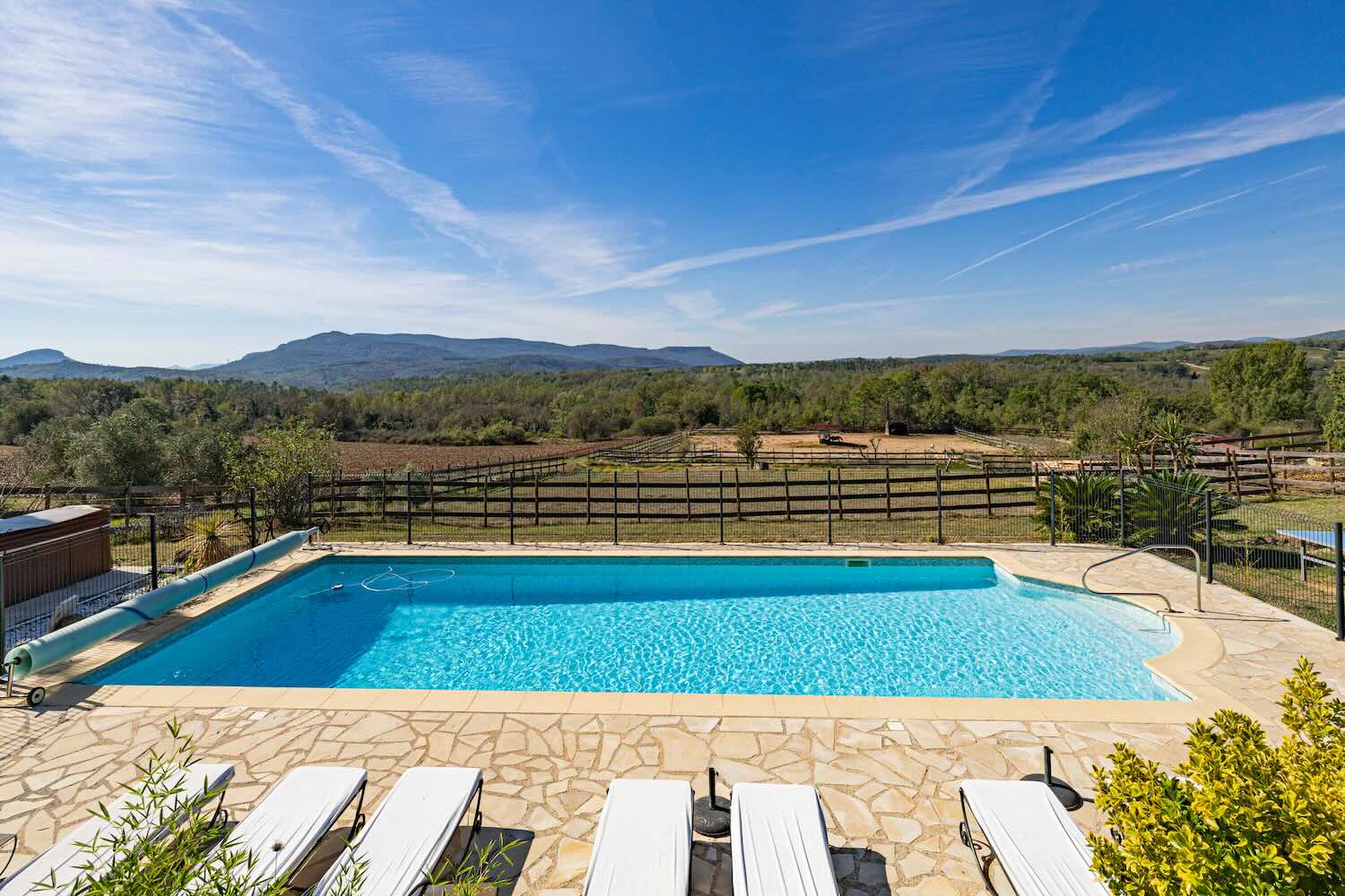 Espace piscine avec vue panoramique Espace piscine avec vue panoramique de cette maison d'hôtes à Fayence (Var)
