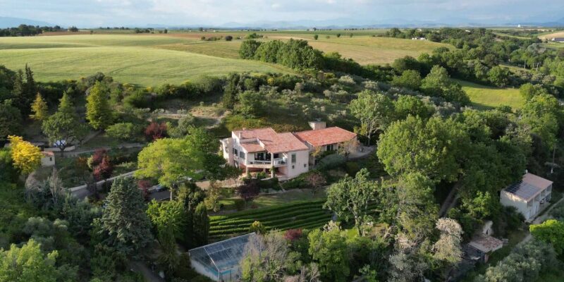 Maison d'hôtes à vendre à Valensole dans le département des Alpes-de-Haute-Provence en région Provence-Alpes-Côte d'Azur (France)