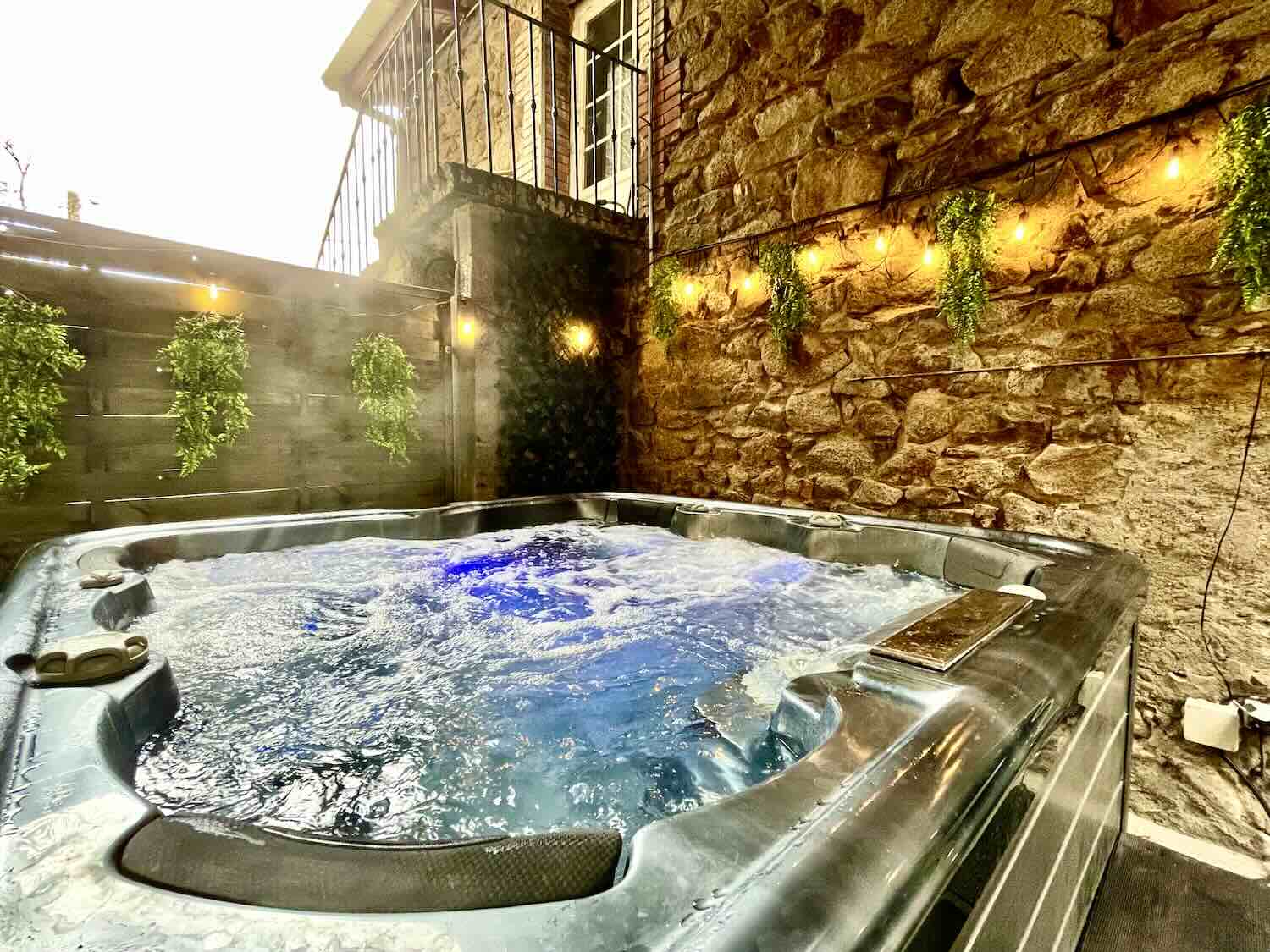 Jacuzzi Jacuzzi de la maison d'hôtes à vendre en Auvergne